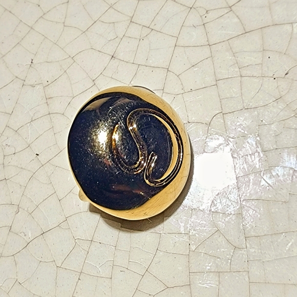 St. John signature gold tone dome SINGLE earring, luxury - Picture 2 of 6